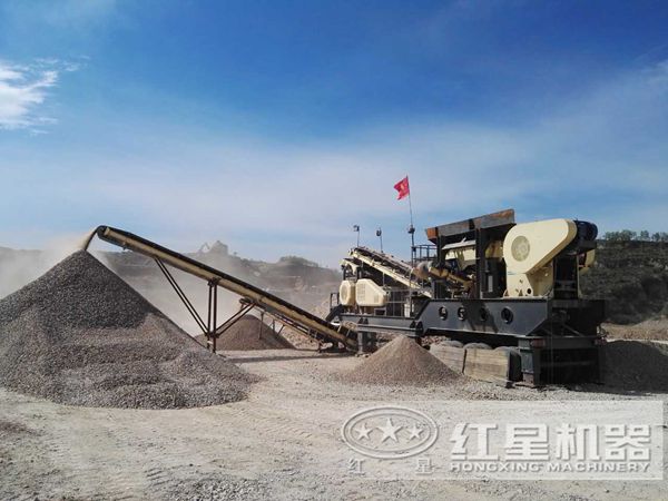 輪胎鄂式移動(dòng)破碎站現(xiàn)場(chǎng)