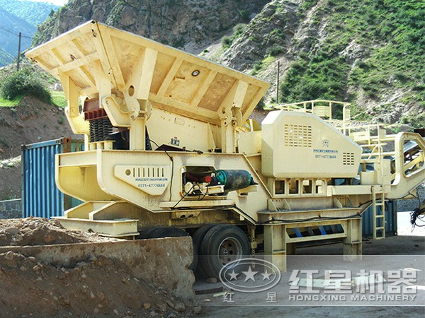 體積小、轉(zhuǎn)場靈活的輪胎式移動(dòng)破碎站：配振動(dòng)篩