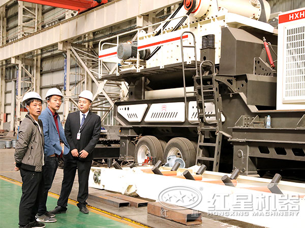 時產(chǎn)200噸流動鄂破機(jī)：客戶來廠參觀