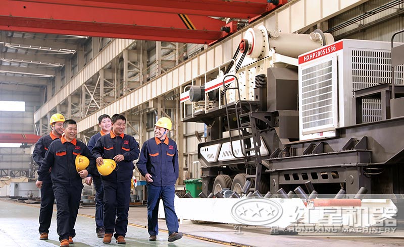 流動破碎石子機生產(chǎn)車間