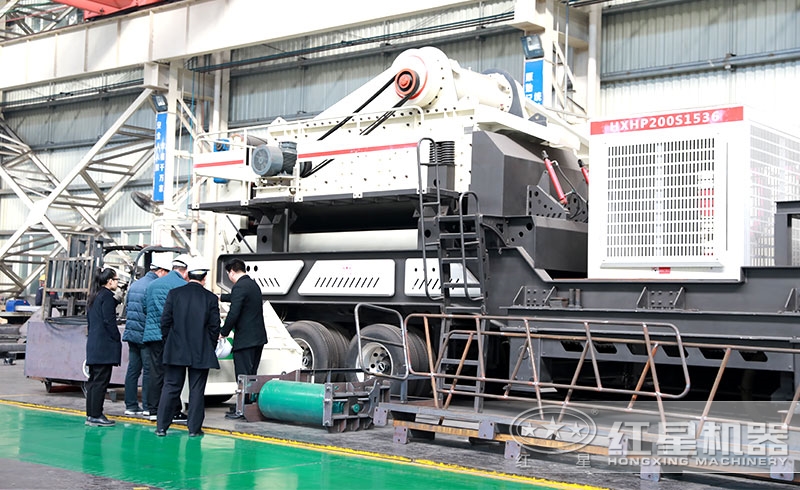 移動石子破碎機(jī)：客戶來車間參觀設(shè)備