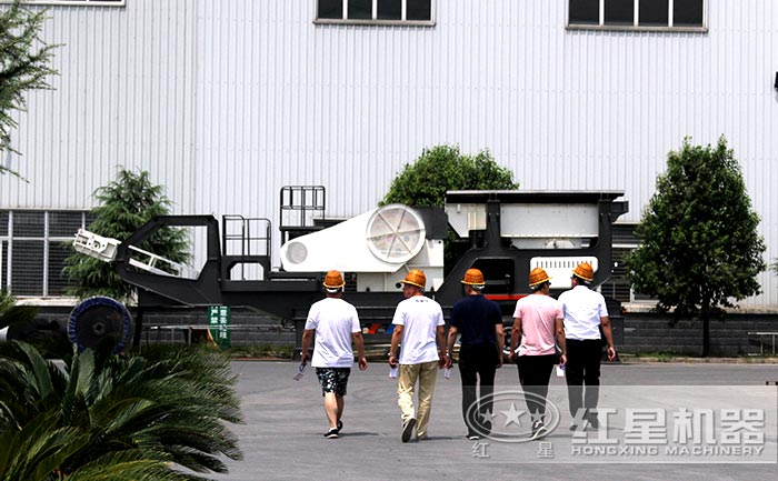 小型可移動破碎機設(shè)備來廠參觀