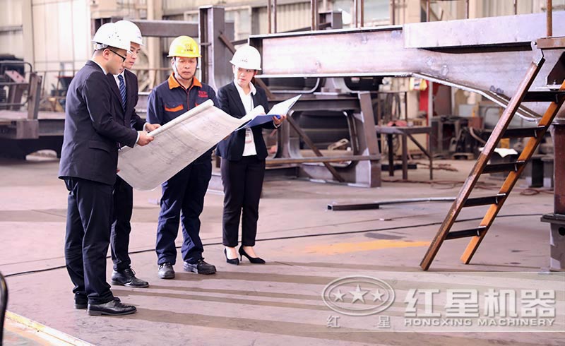 用戶到場現(xiàn)場考察，紅星技術(shù)人員為其講解