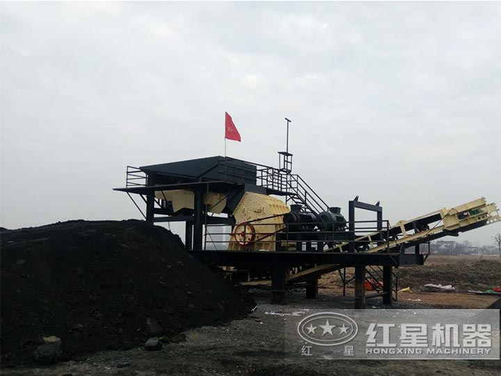 大型流動式錘式打砂機現(xiàn)場生產(chǎn)，有效生產(chǎn)