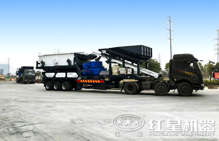 石頭移動制砂機(jī)，車頭拉著，移動行走，邊走邊碎