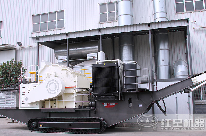 履帶裝置下的流動(dòng)石料破碎機(jī)