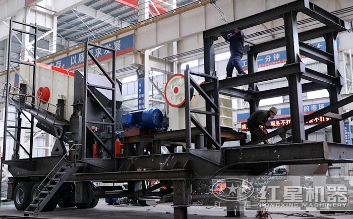 配置顎破+圓錐破的移動(dòng)破碎機(jī)