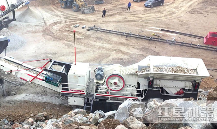 自行走式破碎機施工作業(yè)現(xiàn)場