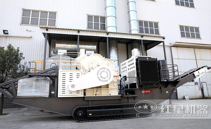 履帶式移動破碎篩分站實(shí)拍圖