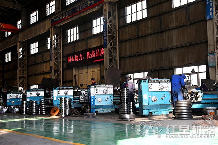 紅星搭載鄂式破碎機生產(chǎn)車間
