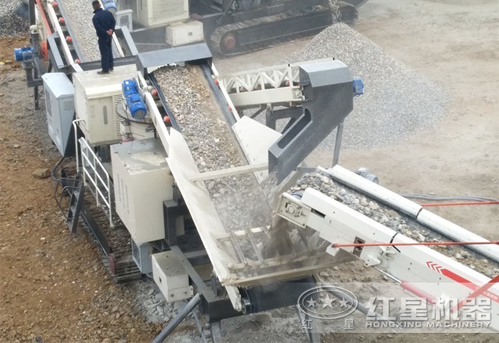 花崗巖移動(dòng)式破碎生產(chǎn)現(xiàn)場(chǎng)