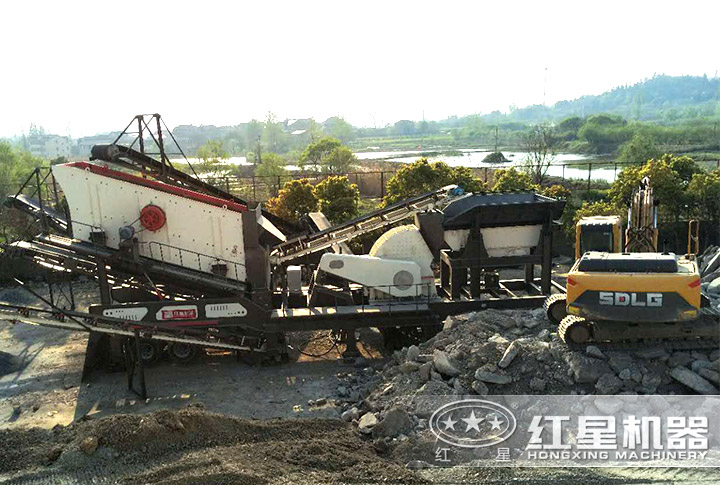 單臺(tái)流動(dòng)碎石機(jī)作業(yè)現(xiàn)場(chǎng)