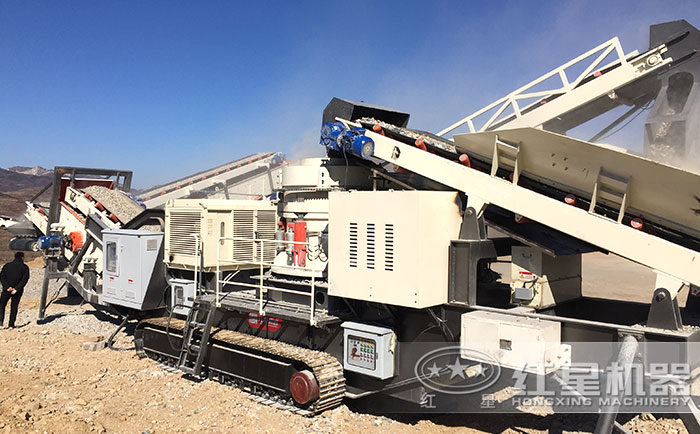 履帶移動破碎機工作現(xiàn)場