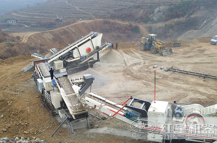 履帶移動破碎機(jī)處理混凝土石塊現(xiàn)場