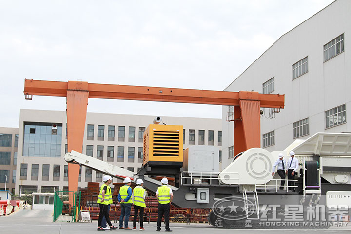客戶參觀紅星移動粉碎機(jī)