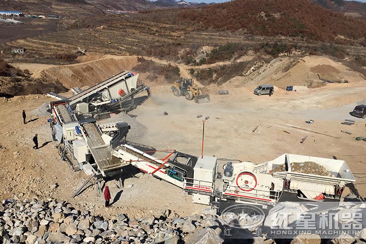 三臺移動粉碎機(jī)作業(yè)現(xiàn)場