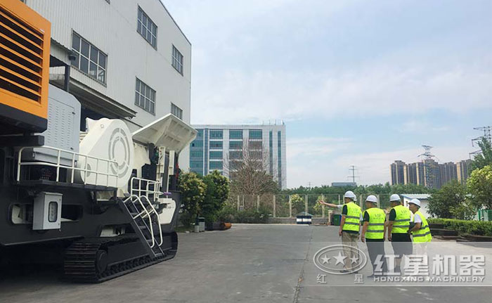 客戶到場(chǎng)參觀履帶式移動(dòng)破